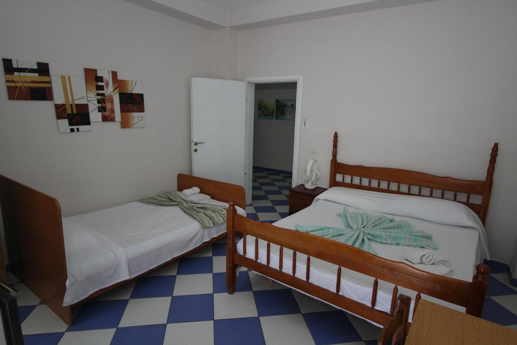 Kompleksi Eli Guest House Дуррес Экстерьер фото